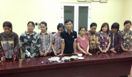 Trốn chồng đi chơi xóc đĩa, 9 phụ nữ bị bắt khi đang say sưa sát phạt